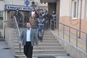 Şafak baskınında g&ouml;zaltına alınan 18 kişi adliyeye b&ouml;yle sevk edildi