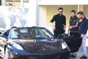 Tolgahan Sayışman Porsche'yi sattı minib&uuml;s aldı
