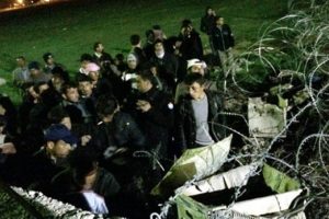 T&uuml;rkiye'ye ge&ccedil;mek istediler, asker havaya ateş a&ccedil;tı!