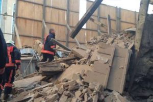 Beyoğlu'nda bina &ccedil;&ouml;kt&uuml;, 4 kişi enkaz altında!