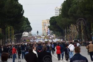 Arnavutluk'ta, h&uuml;k&uuml;met protesto edildi