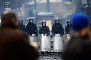 Protestocular 67 emniyet g&ouml;revlisini rehin aldı