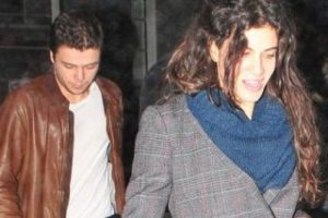 Berrak T&uuml;z&uuml;nata&ccedil; Tolga Sarıtaş'la el ele