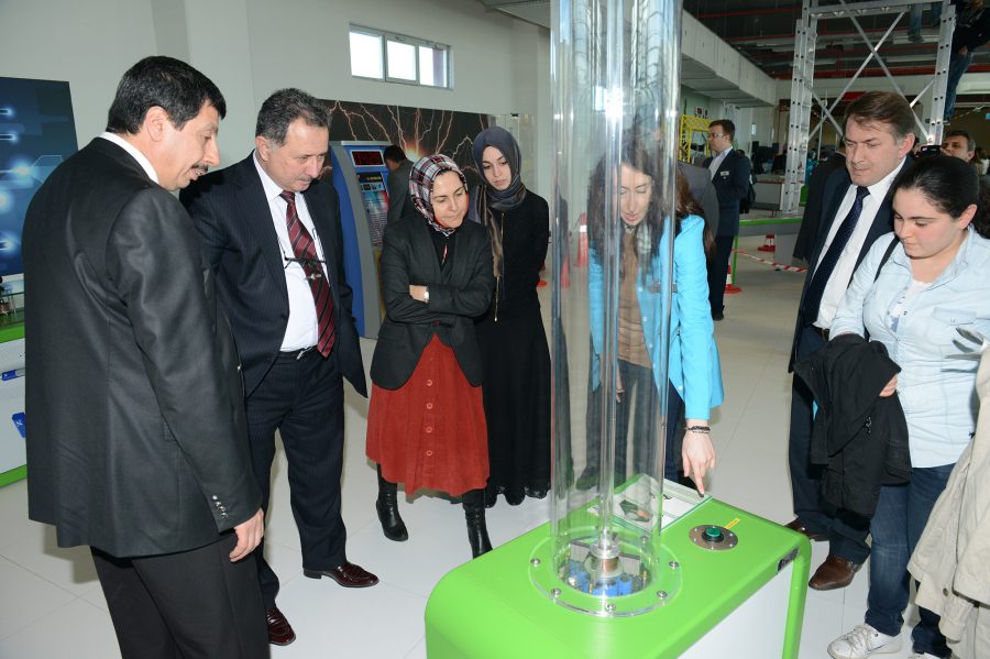 Akademisyenlerden BTM`ye &ouml;vg&uuml;