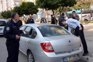 Otomobilin camını kırıp &ccedil;antayı &ccedil;aldılar