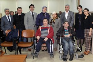 Engelli &ccedil;ocuklardan Vali Karaloğlu'nun eşine ziyaret