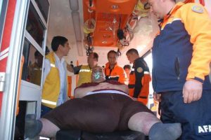 300 kiloluk hastayı 15 kişi evinden &ccedil;ıkardı