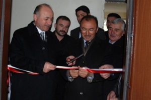 Vali ve belediye başkanı bilardo salonu a&ccedil;tı