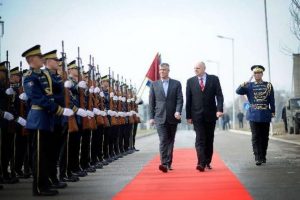 Kosova d&uuml;zenli ordu koruyor