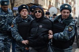 İzinsiz g&ouml;steriye polis m&uuml;dahalesi