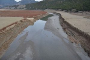 Altınkaya Barajı'nda 10 kilometrelik alan &ccedil;&ouml;le d&ouml;nd&uuml;
