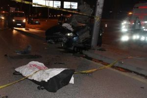 &Ouml;nce TIR'a sonra yayaya &ccedil;arptı: 1 &ouml;l&uuml;, 2 yaralı