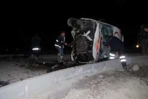 Hasta g&ouml;t&uuml;ren ambulans takla attı