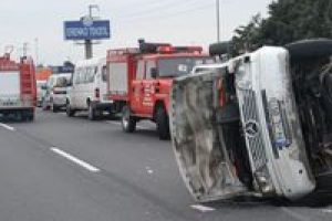 Servis minib&uuml;sleri &ccedil;arpıştı: 1 &ouml;l&uuml;, 12 yaralı