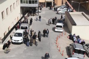 Babasının afişini asmak i&ccedil;in &ccedil;ıktığı direkte &ouml;ld&uuml;