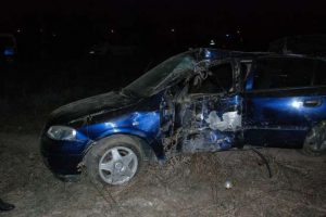 Otomobil otob&uuml;s durağına &ccedil;arptı: 2 &ouml;l&uuml;