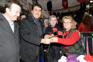 Başkan D&uuml;ndar, esnaf ve vatandaşlara karanfil dağttı