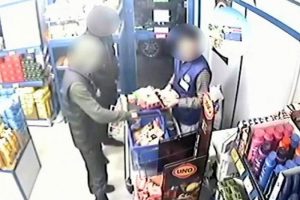 Kasadaki parayı az bulan hırsızlar, markette satış yaptı