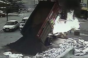 Kamyonet patlamanın ardından alev topuna d&ouml;nd&uuml;!