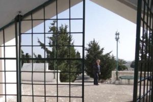 M&uuml;sl&uuml;man mezarlığına &ccedil;irkin saldırı