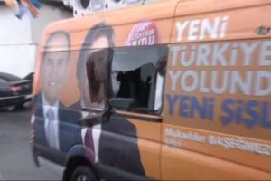 AK Parti'nin se&ccedil;im otob&uuml;slerine saldırı