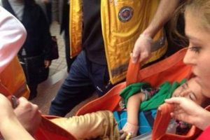 Elini y&uuml;r&uuml;yen merdivene sıkıştırdı