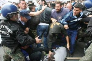 G&uuml;ney Kıbrıs'ta iş&ccedil;i isyanı