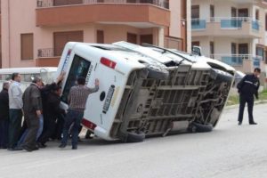 Yolcu minib&uuml;s&uuml; ile otomobil &ccedil;arpıştı