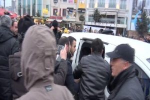 Taksim'de pankart a&ccedil;an 2 kişi g&ouml;zaltına alındı