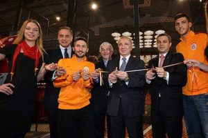 Sabri g&uuml;lmekten kırdı ge&ccedil;irdi!