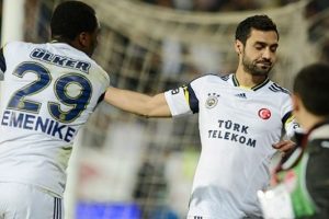 Ma&ccedil; bitti iki futbolcu birbirine girdi