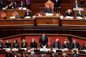 Renzi h&uuml;k&uuml;metine g&uuml;venoyu &ccedil;ıktı