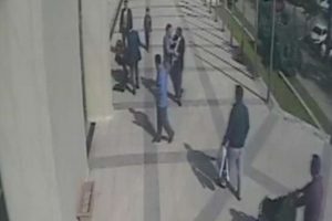 Oğlunun g&ouml;zleri &ouml;n&uuml;nde eşini darp etti
