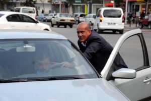 Aracında sızan s&uuml;r&uuml;c&uuml; uyandırılamadı