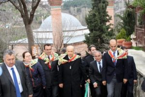 Devlet Bah&ccedil;eli, Şeyh Edebali'nin t&uuml;rbesinde dua etti