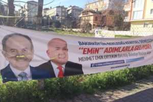 AK Parti adayının afişlerini yırttılar