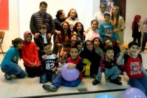 Lise &ouml;ğrencilerinden sevgi evi &ccedil;ocuklarına tatlı s&uuml;rpriz