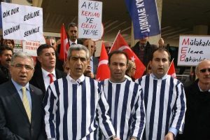 Dalton kost&uuml;ml&uuml; protesto