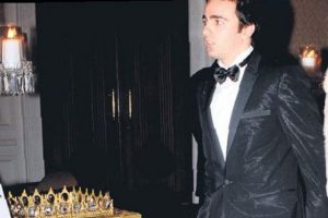 Babasının değil, dedesinin soyadını istedi