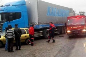 TIR'a yakıt koyarken otomobil &ccedil;arpan s&uuml;r&uuml;c&uuml; &ouml;ld&uuml;!