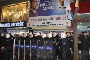 AK Parti il&ccedil;e binasına yumurta attılar