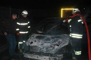 Seyir halinde alev alan otomobil yandı