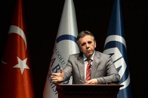 Kimlik sorunu olan toplum gerginlik i&ccedil;inde yaşar