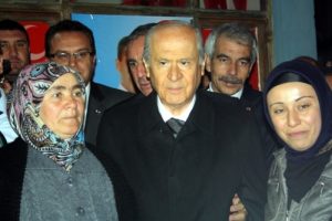 "Başbakanı &uuml;&ccedil; danışmanı ile iki tane yakınının eline bırakmayalım"