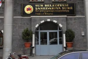 Belediyeye 4 dilde tabela