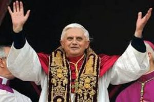 Eski Papa istifasının nedenini a&ccedil;ıkladı
