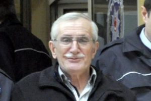Para cezasını &ouml;demeye gittiğinde yakalandı