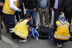 Motosiklet s&uuml;r&uuml;c&uuml;s&uuml; ucuz atlattı