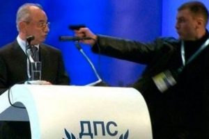 T&uuml;rk vekile silah &ccedil;ekmişti, cezası belli oldu