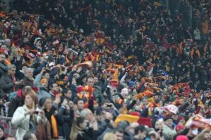 Polis Arena'da pankart avına &ccedil;ıktı